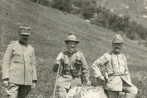 Knocking down a border pole at Passo Guìl, 1915 (MSGDF)